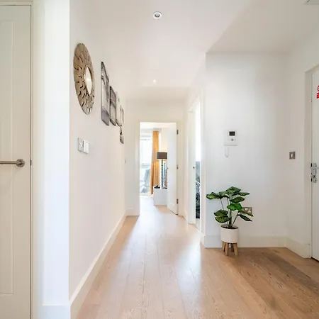 Greenwich Station Suite: Luxury 2-bed With Playstation *