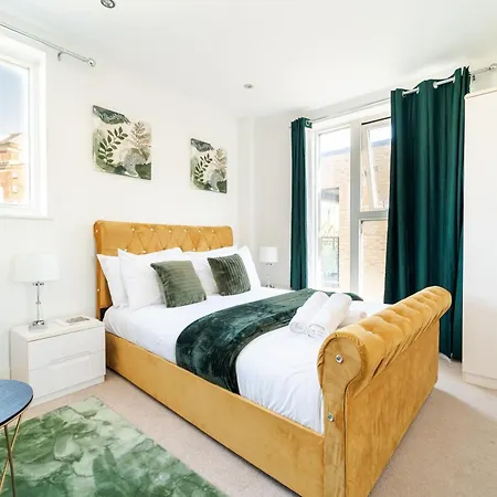 Greenwich Station Suite: Luxury 2-bed With Playstation Apartment *