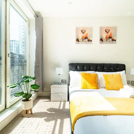 Greenwich Station Suite: Luxury 2-bed With Playstation Apartment