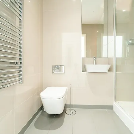 Greenwich Station Suite: Luxury 2-bed With Playstation Apartment *