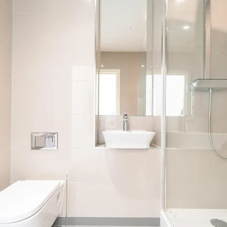 Greenwich Station Suite: Luxury 2-bed With Playstation Apartment London