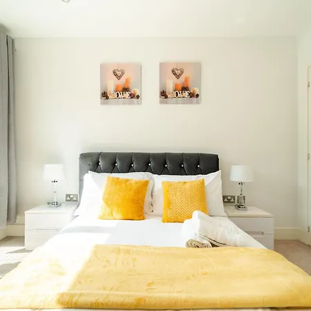 Greenwich Station Suite: Luxury 2-bed With Playstation Apartment London