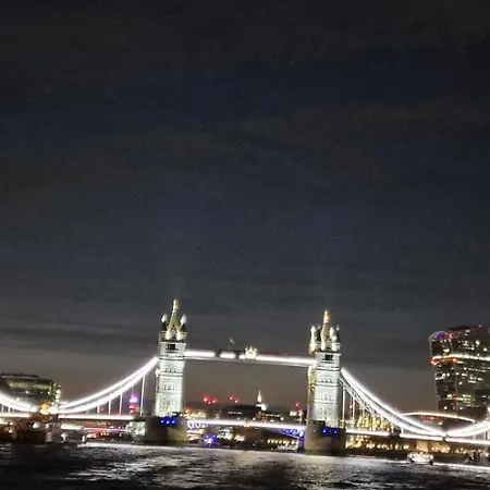 Cosy 2 Bdr Flat With Free Parking Near Tower Bridge Apartmán *