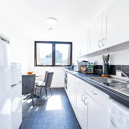 Luxury 3 Bedroom Flat With Balcony In Westbourne Park *