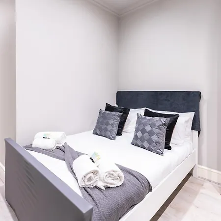 Luxury 3 Bedroom Flat With Balcony In Westbourne Park
