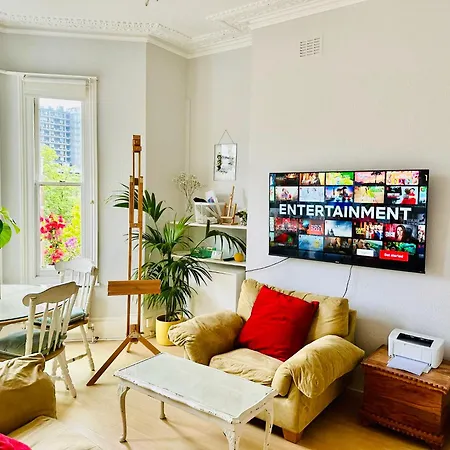 Artist's Bright Hampstead Heath Village 2 Bed Apartment London