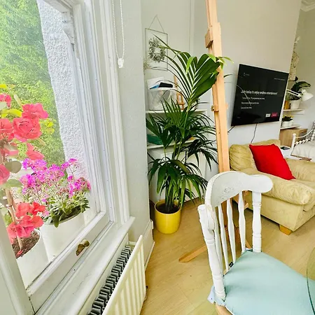 Artist's Bright Hampstead Heath Village 2 Bed Apartment