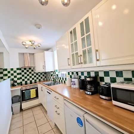 Stunning Hyde Park Home, Ground Floor Maisonette, Duplex, Near Tube Metro Stations *