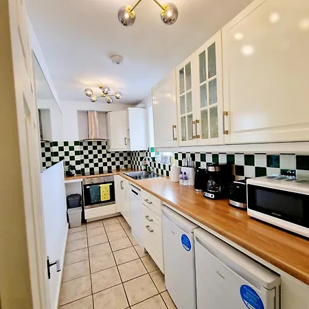 Stunning Hyde Park Home, Ground Floor Maisonette, Duplex, Near Tube Metro Stations Apartment London