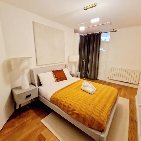 Stunning Hyde Park Home, Ground Floor Maisonette, Duplex, Near Tube Metro Stations * London