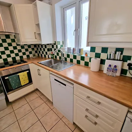 Stunning Hyde Park Home, Ground Floor Maisonette, Duplex, Near Tube Metro Stations