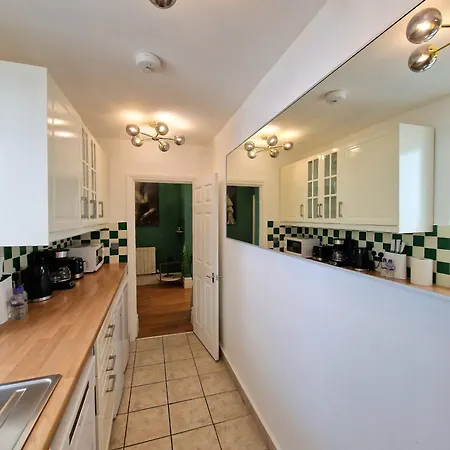 Apartment Stunning Hyde Park Home, Ground Floor Maisonette, Duplex, Near Tube Metro Stations London