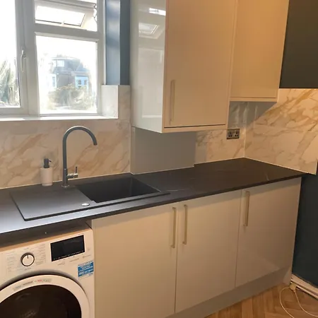 Elegant 2 Bedroom Flat In Chiswick Near Tube Stations London
