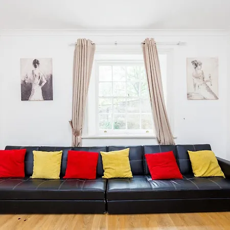 Mansion House With Spacious Close To Excel And Canarywharf Aparthotel London