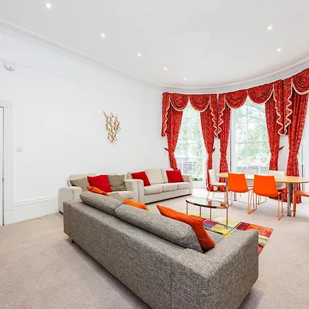 Mansion House With Spacious Close To Excel And Canarywharf London