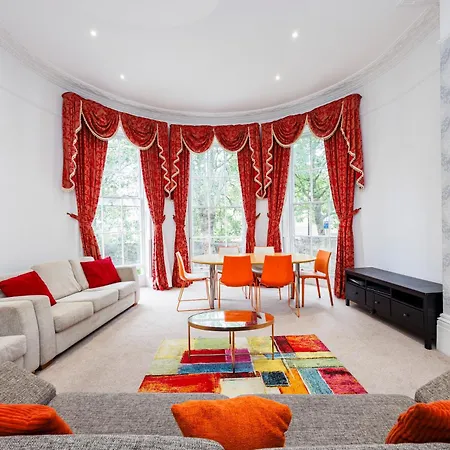 Mansion House With Spacious Close To Excel And Canarywharf London