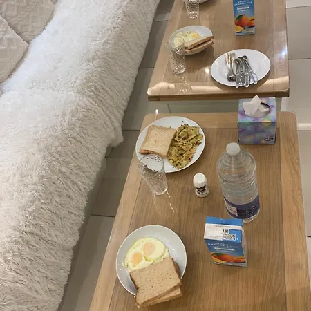 Air Conditioned Modern Double Bed Room With Private Attached Bathroom - Free Parking - Near London Heathrow Airport & Southall Broadway Panzió
