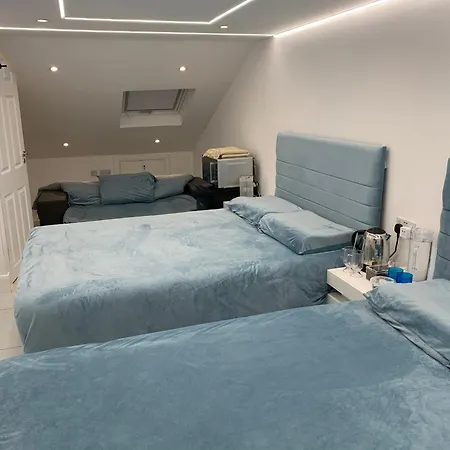 Panzió Air Conditioned Modern Double Bed Room With Private Attached Bathroom - Free Parking - Near London Heathrow Airport & Southall Broadway