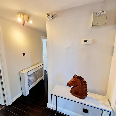 Apartment Stunning Hyde Park With Private Balcony & Lift Elevator Access