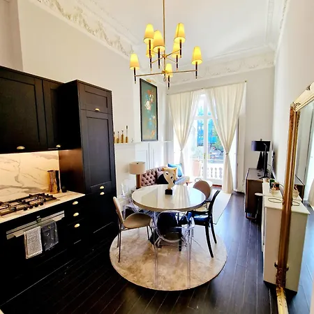 Stunning Hyde Park With Private Balcony & Lift Elevator Access *