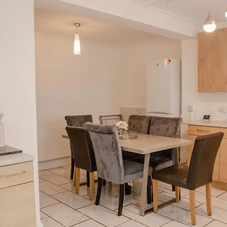 Floral, 5 Bed House In London With Garden, Parking Dagenham