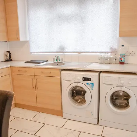 Floral, 5 Bed House In London With Garden, Parking Apartment