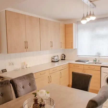Floral, 5 Bed House In London With Garden, Parking *