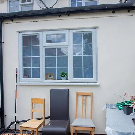 Floral, 5 Bed House In London With Garden, Parking * Dagenham