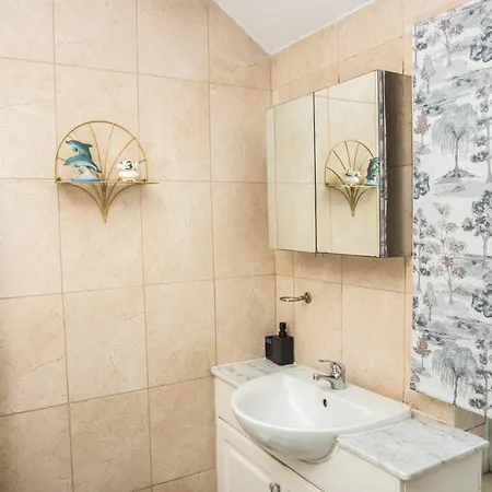 Floral, 5 Bed House In London With Garden, Parking Dagenham