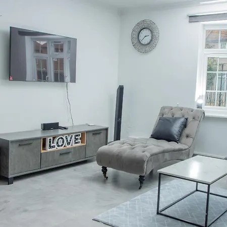 Apartment Floral, 5 Bed House In London With Garden, Parking