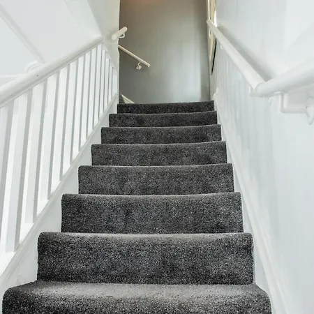 Apartment Floral, 5 Bed House In London With Garden, Parking Dagenham