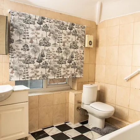 Floral, 5 Bed House In London With Garden, Parking *