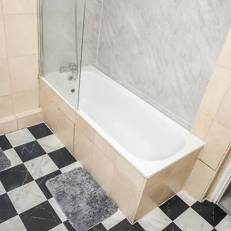 Apartment Floral, 5 Bed House In London With Garden, Parking Dagenham
