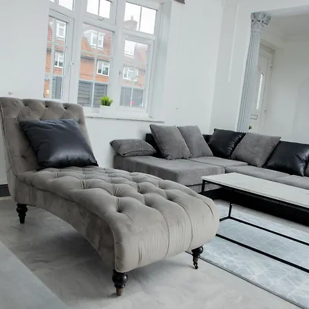 Floral, 5 Bed House In London With Garden, Parking Apartment Dagenham