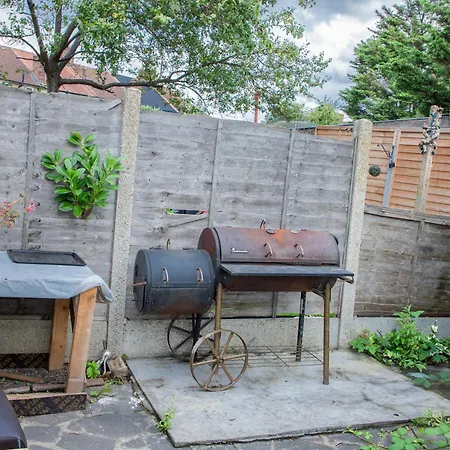 Floral, 5 Bed House In London With Garden, Parking Dagenham