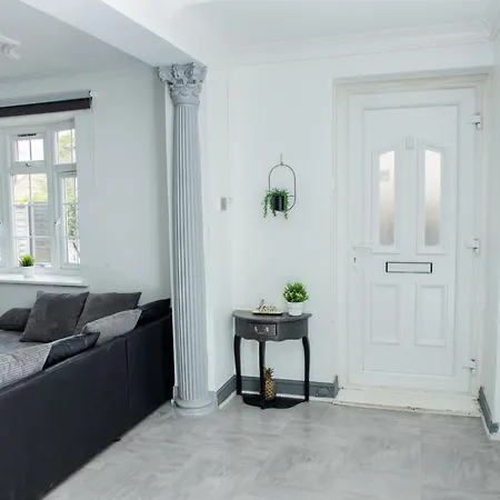 Floral, 5 Bed House In London With Garden, Parking *