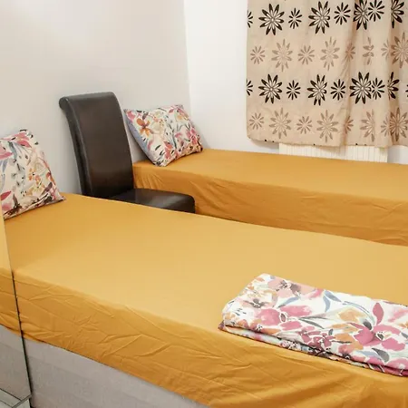 Apartment Floral, 5 Bed House In London With Garden, Parking *