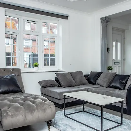 Floral, 5 Bed House In London With Garden, Parking