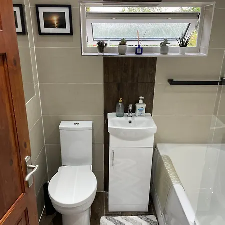 Lovely 4 Bed House With Patio & Bbq Holiday home Erith