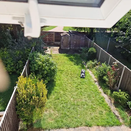 Lovely 4 Bed House With Patio & Bbq Holiday home Erith