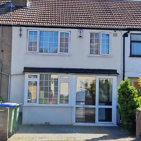 Holiday home Lovely 4 Bed House With Patio & Bbq *