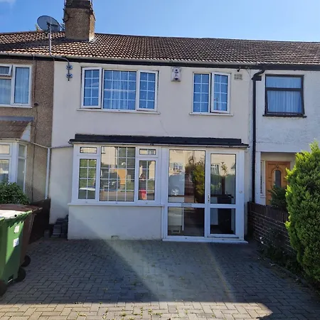 Lovely 4 Bed House With Patio & Bbq *