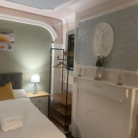 Homestay Walpole House *