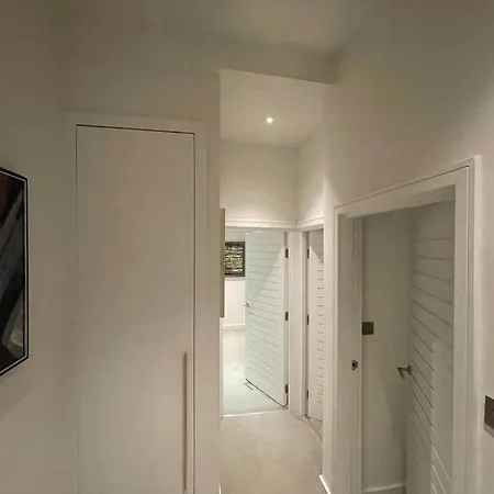 Quintessential Town House Close To London
