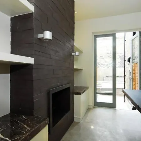 Quintessential Town House Close To London