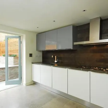 Quintessential Town House Close To Apartment *