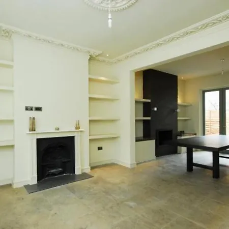 Quintessential Town House Close To Apartment