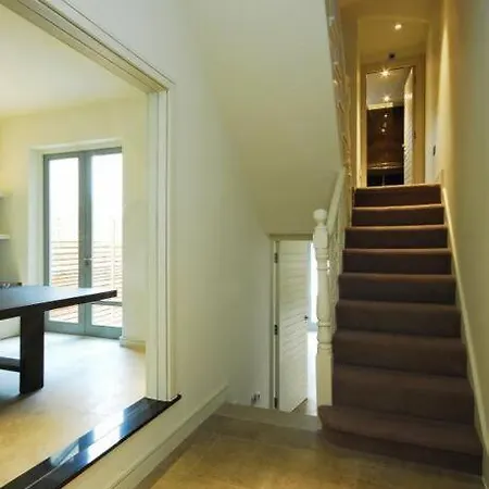 Quintessential Town House Close To Apartment *