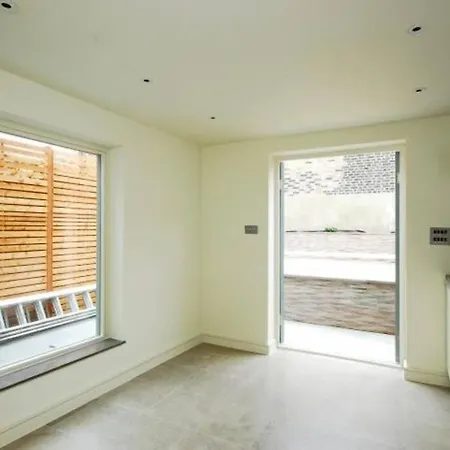 Quintessential Town House Close To Apartment