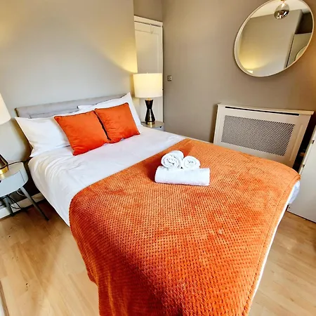 Brilliant 3 Bedroom's In Hyde Park With Elevator - 1 Flight Of Stairs Only *